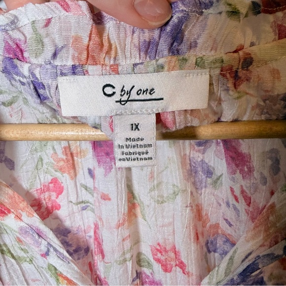 Chic Floral V-Neck Blouse - Picture 6 of 7